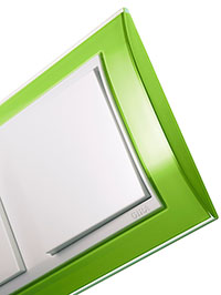 Выключатель Gira Event Clear. Цвет рамки: Зеленый; Цвет вставки: Белый глянцевый; Цвет клавиши: Белый матовый