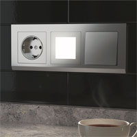 3-местная рамка Werkel Stark с розеткой типа F, LED подсветкой, одноклавишным выключателем, цвет: Серебряный